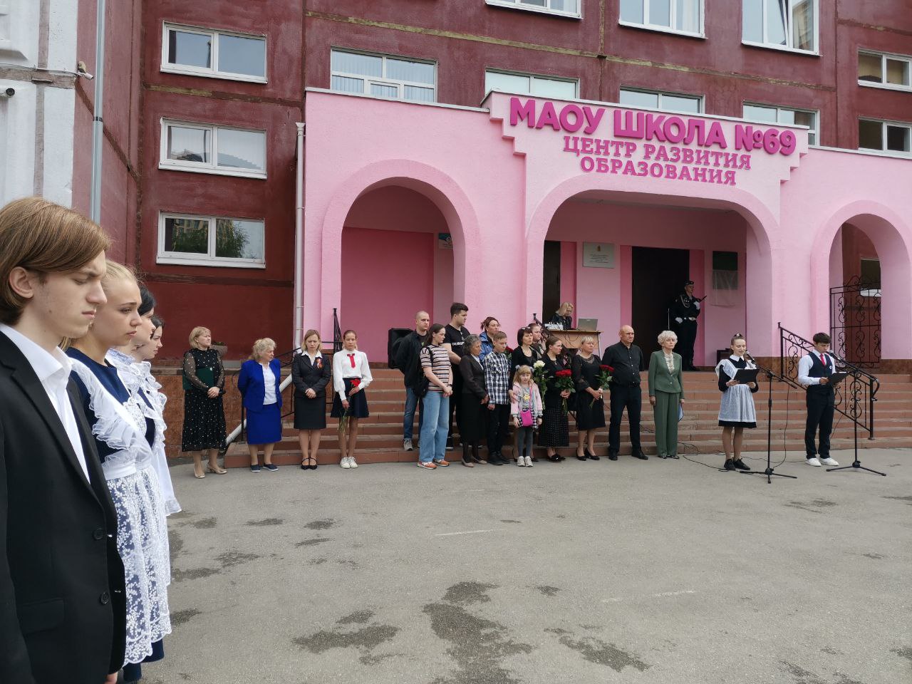 Торжественная линейка, посвящённая открытию мемориальной доски, погибшему в спецоперации на Украине Прокоповичу Артему Аркадьевичу.