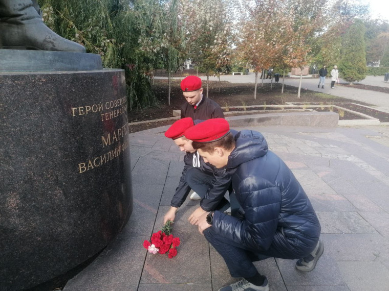 Юнармейцы выразили уважение героям прошлого, возложив цветы к памятнику.